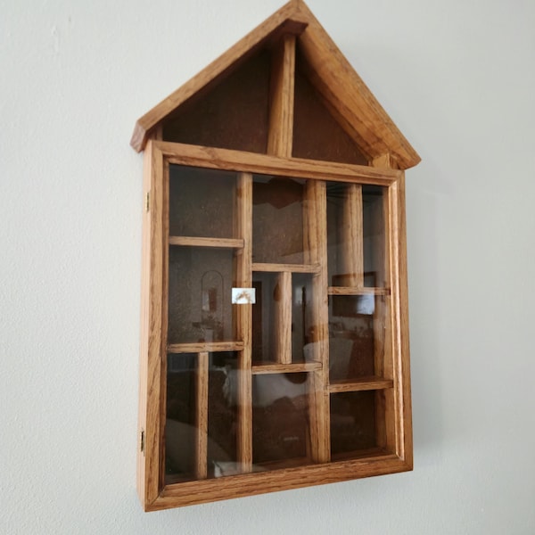 Vintage handgjort trähus kuriosa skåp glasdörr miniatyr display vägghylla