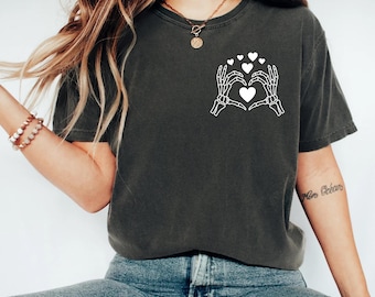 Camiseta con corazón de mano de esqueleto, camiseta de corazón de San Valentín, camiseta con gráfico de corazón de esqueleto, camiseta gótica de San Valentín, regalo de San Valentín de amor espeluznante