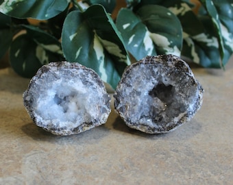 Split Geode Cracked Geodes Gifts for Home New Age Crystals Birthday Gifts Altar Crystals Trendy Office Decor Gifts for Friends Rock Decor