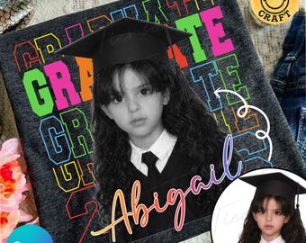 Graduación de jardín de infantes de mamá orgullosa PNG, plantilla editable de Canva para camiseta de la clase de preescolar de 2026, diseño para fiesta de graduación infantil, diseño digital