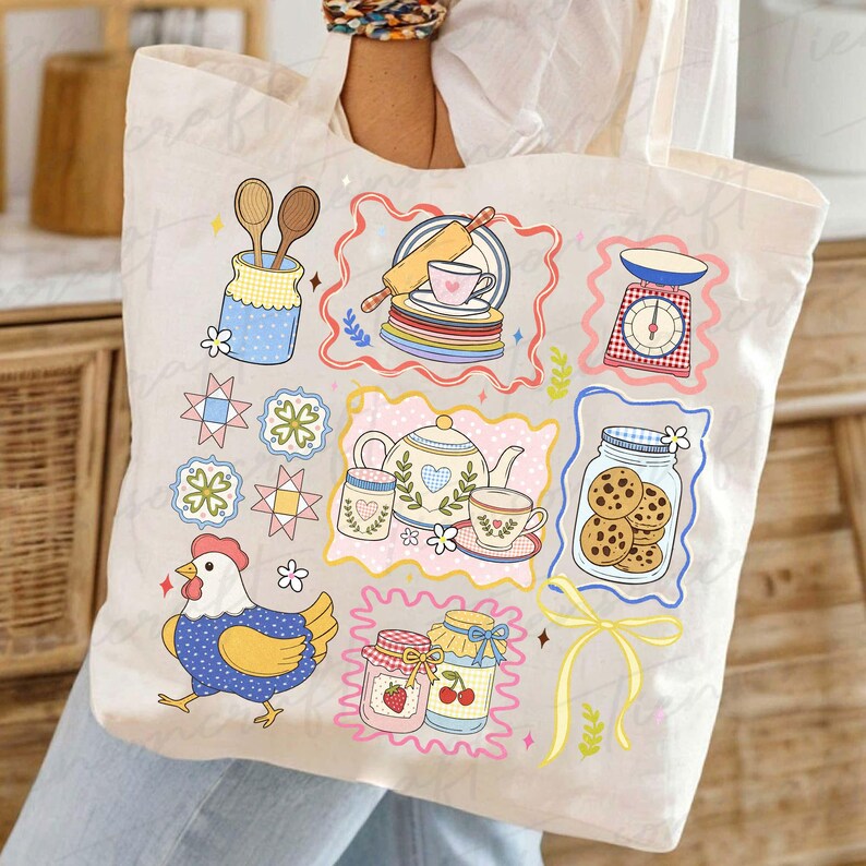 Puede incluir: Bolso tote color crema con un dise&ntilde;o ilustrado y colorido de elementos de cocina. El dise&ntilde;o incluye un pollo, tarros de mermelada, una tetera, galletas y otros utensilios de cocina. El bolso lo sostiene una persona.