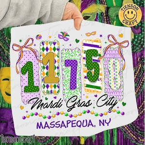 Könnte beinhalten: Ein weißes Design im Mardi Gras-Stil mit den Zahlen "11758" in verschiedenen Mustern und Farben. Die Wörter "Mardi Gras City" und "Massapequa, NY" sind ebenfalls zu sehen. Das Design umfasst Schleifen, Masken und Perlen.