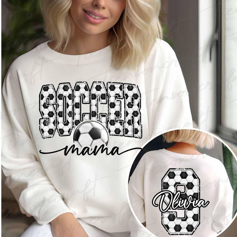 Pu&ograve; includere: Felpa color crema con le parole "SOCCER mama" in nero, con una grafica di pallone da calcio. La parola "SOCCER" &egrave; riempita con un motivo a pallone da calcio. Un inserto circolare mostra il retro della maglietta con il numero 8 e il nome "Olivia".