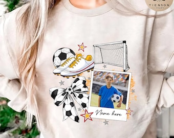 Plantilla de Canva para insertar fotos de fútbol (PNG), diseño de camiseta de mamá futbolista, sublimación del día del partido de fútbol, lazo de coqueta de fútbol (PNG), mamá futbolista (PNG)