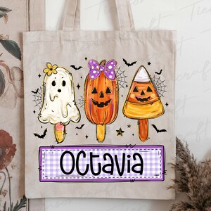 Peut inclure: Sac fourre-tout beige avec des motifs de sucettes glac&eacute;es d'Halloween : un fant&ocirc;me, une citrouille et un bonbon de ma&iuml;s. Les sucettes ont des visages souriants et sont d&eacute;cor&eacute;es de chauves-souris, de toiles d'araign&eacute;es et d'&eacute;toiles. Le nom "OCTAVIA" est affich&eacute; dans un encadr&eacute; &agrave; carreaux violets et blancs.