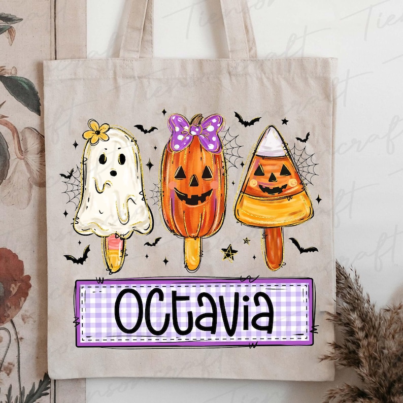 Peut inclure: Sac fourre-tout beige avec des motifs de sucettes glac&eacute;es d'Halloween : un fant&ocirc;me, une citrouille et un bonbon de ma&iuml;s. Les sucettes ont des visages souriants et sont d&eacute;cor&eacute;es de chauves-souris, de toiles d'araign&eacute;es et d'&eacute;toiles. Le nom "OCTAVIA" est affich&eacute; dans un encadr&eacute; &agrave; carreaux violets et blancs.