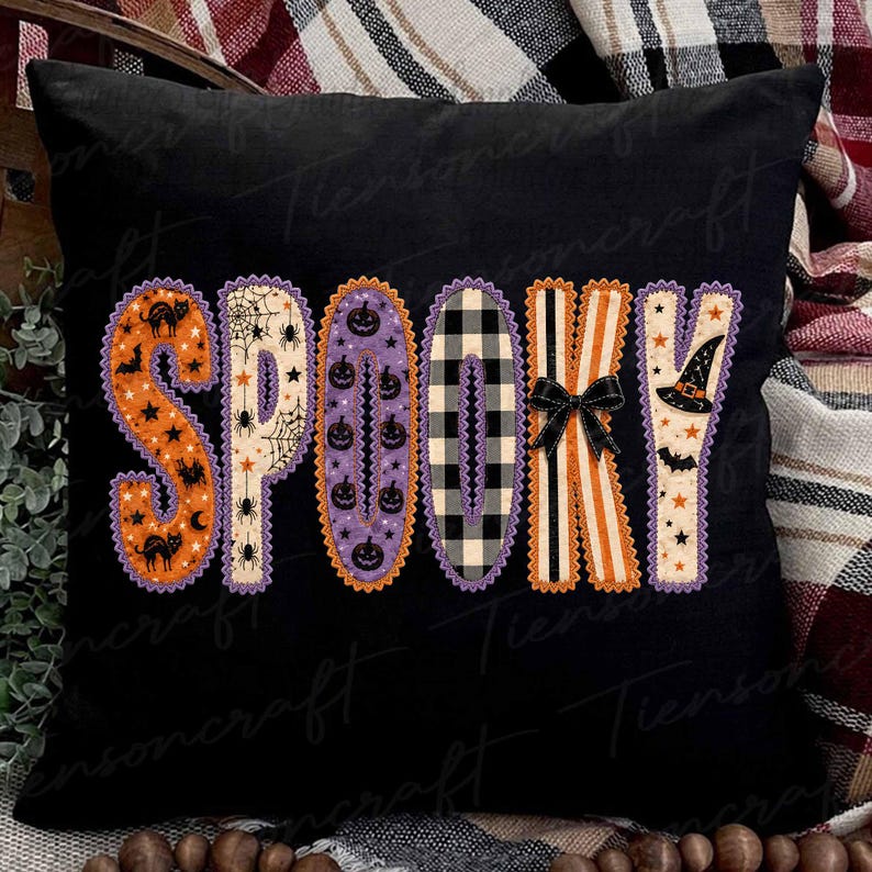 Może przedstawiać: Czarna kwadratowa poduszka dekoracyjna z napisem SPOOKY wykonanym dużymi, ozdobnymi literami. Każda litera ma unikalny wz&oacute;r, w tym pomarańczowe koty, pajęczyny, fioletowe dynie, czarno-białą kratę, pomarańczowe paski oraz kapelusz czarownicy.