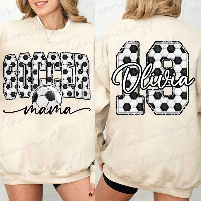Pu&ograve; includere: Felpa beige con testo "SOCCER mama" e grafica di pallone da calcio sul davanti. Il retro presenta il numero 19 e il nome "Olivia" in un motivo a pallone da calcio. Un top comodo e casual per i tifosi di calcio.