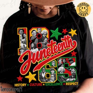 Op de afbeelding: Een zwart t-shirt met een groot, kleurrijk grafisch ontwerp met het woord Juneteenth in rode letters. Het ontwerp bevat portretten van verschillende historische figuren, gele en groene sterren, en de tekst History, Culture, and Excellence.