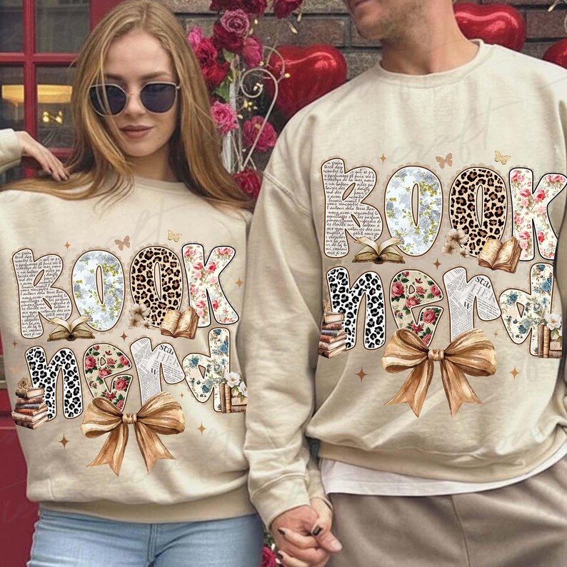 Puede incluir: Sudaderas beige con el texto "Book Nerd" en una mezcla de estampado de leopardo, floral y peri&oacute;dico. Las sudaderas presentan un lazo marr&oacute;n y peque&ntilde;os gr&aacute;ficos de libros. La pareja lleva gafas de sol.