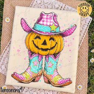 Könnte beinhalten: Ein rechteckiger Leinwanddruck mit einer zentralen Illustration eines orangefarbenen Kürbisses, der einen pink-weiß karierten Cowboyhut mit einem grünen Stern trägt und auf zwei türkisfarbenen und pink gemusterten Cowboystiefeln steht.