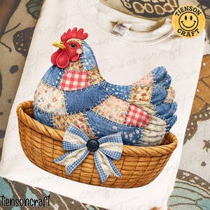 May include: A decorative chicken figurine made of patchwork fabric, resting in a woven basket with a blue and white bow. The chicken has a red comb and yellow beak. The image includes the text "tiensoncraft".