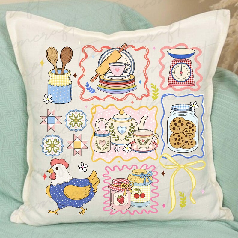 Puede incluir: Un coj&iacute;n decorativo con un dise&ntilde;o de patchwork que presenta ilustraciones con tem&aacute;tica de cocina. Las im&aacute;genes incluyen un rodillo, tazas de t&eacute;, una balanza, un tarro de galletas, una gallina y tarros de mermelada. La paleta de colores es suave, con tonos pastel de azul, rosa y amarillo.