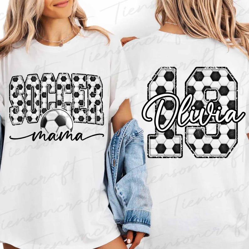 Pu&ograve; includere: T-shirt bianca con un design a tema calcio. La parte anteriore presenta la parola "SOCCER" in un motivo a pallone da calcio, una grafica a pallone da calcio e la parola "mama". Il retro mostra il numero "10" con un motivo a pallone da calcio e il nome "Olivia".