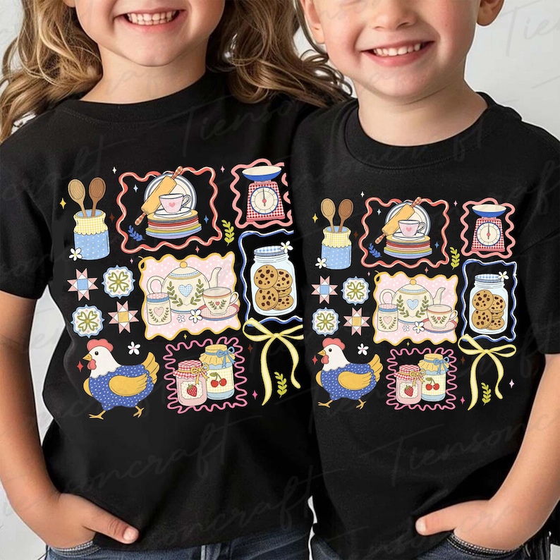 Puede incluir: Camisetas negras con un dise&ntilde;o colorido y caprichoso con tem&aacute;tica de cocina. El dise&ntilde;o incluye ilustraciones de utensilios de cocina, galletas, tazas de t&eacute;, tarros de mermelada y una gallina. El texto "Tiencraft" es visible.