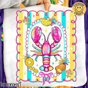 Puede incluir: Un diseño cuadrado blanco con una colorida ilustración de una langosta con pinzas rosas y cuerpo turquesa. El diseño incluye un fondo a rayas amarillas y turquesas, una rodaja de limón y un lazo. El texto "tiensoncraft" está en la parte inferior.