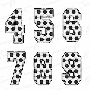 Pu&ograve; includere: Set di sei numeri, da 4 a 9, con un motivo a pallone da calcio. Ogni numero &egrave; delineato in nero con un effetto strutturato e usurato. Il design del pallone da calcio presenta forme esagonali bianche e nere.