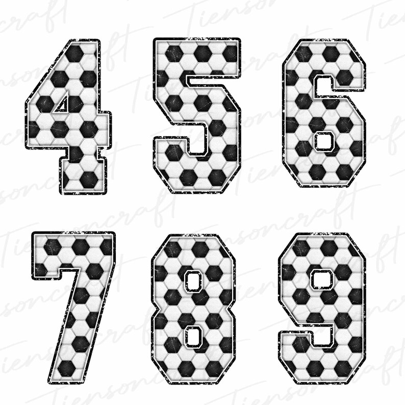 Pu&ograve; includere: Set di sei numeri, da 4 a 9, con un motivo a pallone da calcio. Ogni numero &egrave; delineato in nero con un effetto strutturato e usurato. Il design del pallone da calcio presenta forme esagonali bianche e nere.