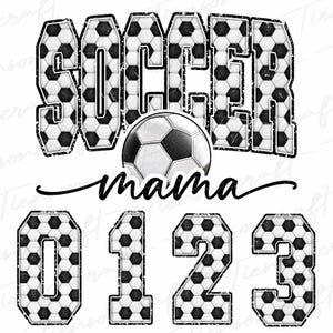 Pu&ograve; includere: Un design grafico con le parole "SOCCER MAMA" e un pallone da calcio al centro. Sotto, i numeri 0, 1, 2 e 3. Le lettere e i numeri sono riempiti con un motivo a pallone da calcio, delineato in nero.