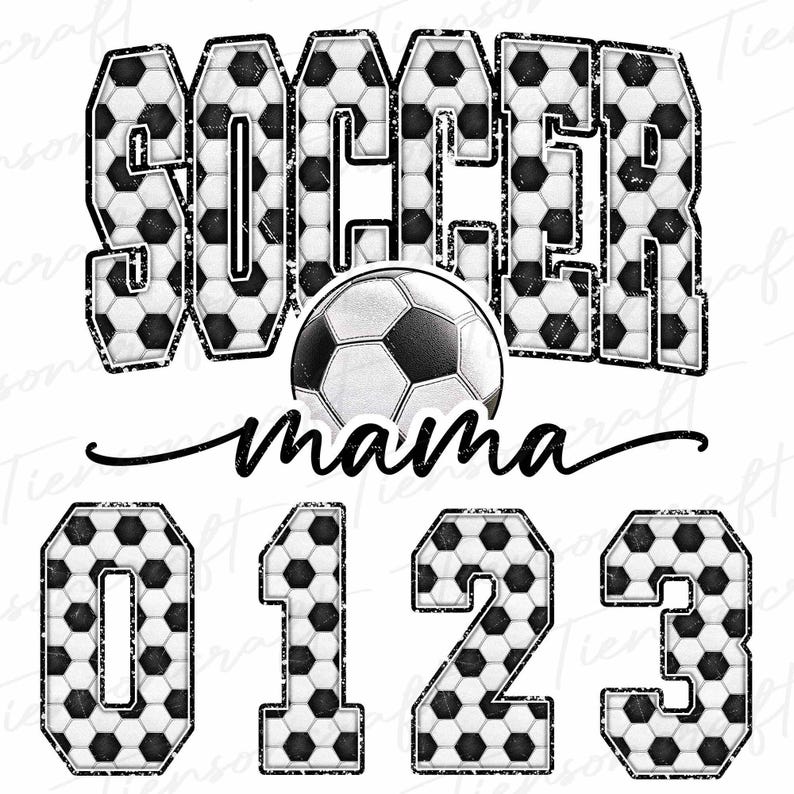 Pu&ograve; includere: Un design grafico con le parole "SOCCER MAMA" e un pallone da calcio al centro. Sotto, i numeri 0, 1, 2 e 3. Le lettere e i numeri sono riempiti con un motivo a pallone da calcio, delineato in nero.