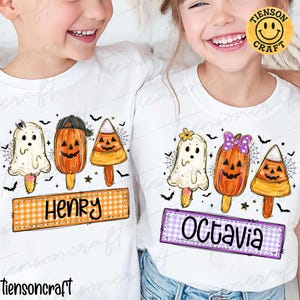 Peut inclure: T-shirts blancs avec des motifs de sucettes glac&eacute;es sur le th&egrave;me d'Halloween. Chaque t-shirt pr&eacute;sente trois motifs de sucettes glac&eacute;es diff&eacute;rents : un fant&ocirc;me, une citrouille et un bonbon de ma&iuml;s. Les t-shirts ont &eacute;galement des &eacute;tiquettes nominatives personnalis&eacute;es.