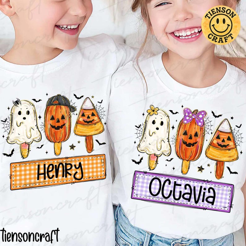 Peut inclure: T-shirts blancs avec des motifs de sucettes glac&eacute;es sur le th&egrave;me d'Halloween. Chaque t-shirt pr&eacute;sente trois motifs de sucettes glac&eacute;es diff&eacute;rents : un fant&ocirc;me, une citrouille et un bonbon de ma&iuml;s. Les t-shirts ont &eacute;galement des &eacute;tiquettes nominatives personnalis&eacute;es.