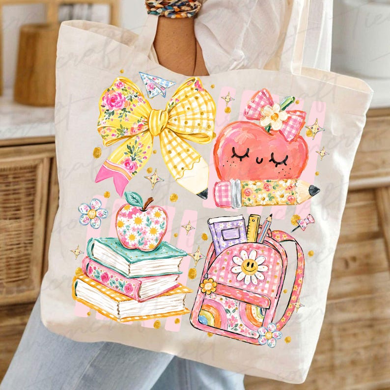 Pu&ograve; includere: Una borsa tote in tela color crema con una stampa grafica colorata. Il design include un grande fiocco a quadretti gialli, una pila di tre libri sormontata da una mela floreale, un cuore color pesca sorridente e uno zaino rosa con una margherita.