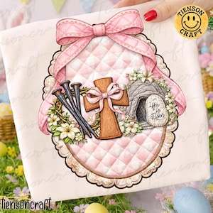 Puede incluir: Una tela de color claro con un diseño temático de Pascua. El diseño incluye un lazo rosa, una cruz de madera con un lazo rosa, tres clavos y una tumba con el texto "He is Risen". El diseño está rodeado de flores y un borde decorativo.