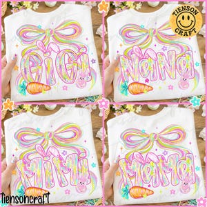Op de afbeelding: Witte t-shirts met kleurrijke ontwerpen met de namen "GIGI", "NANA", "MIMI" en "MAMA". Elk ontwerp bevat een grote strik, konijnenoren, een wortel en sterren. Perfect voor Pasen of de lente.