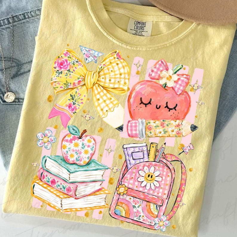 Pu&ograve; includere: Una t-shirt giallo pallido con una stampa grafica raffigurante un grande fiocco a quadretti vichy gialli, una pila di tre libri sormontata da una mela floreale, un cuore rosa con un volto e una matita floreale, e uno zaino rosa con un fiore sorridente.