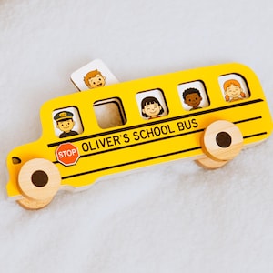 Umweltfreundliches Schulbus Spielzeug. Personalisiertes 1. Geburtstags-Jungengeschenk. Holzauto für Kleinkinder. Sensorisches Spielzeug. Lernspielzeug Spielzeug Mit KLEINEN KARTEN