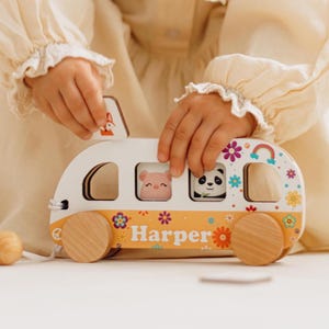 Autobús de juguete personalizado con tarjetas, regalo de bautizo, autobús de madera colorido con nombre, coche de juguete, bonito juguete para niños pequeños, encantador regalo de primer cumpleaños para bebé.