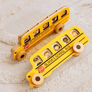 Autobus scolaire jaune avec des cartes. Bus en bois personnalisé. Cadeau de 1er anniversaire. Nom de la petite voiture. Jouets pour tout-petits. Cadeau de baptême pour garçon. Jouet sensoriel.
