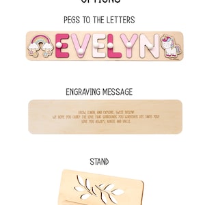 Pu&ograve; includere: Puzzle con nome in legno che scrive "EVELYN" con lettere e pioli rosa. Include un design arcobaleno e unicorno. Il puzzle ha anche un messaggio inciso e un supporto. Il testo sul puzzle dice "GROW, LEARN, AND EXPLORE, SWEET EVELYN!"