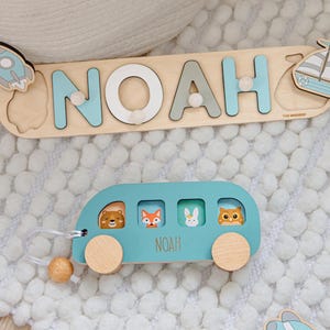 Presente de primeiro aniversário para menino. Cartões personalizados de ônibus azul com passageiros animais. Presente de primeiro aniversário. Presente para crianças de 1, 2 e 3 anos. Brinquedos de batismo para bebês.