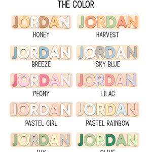Pu&ograve; includere: Puzzle con nome in legno con il nome "JORDAN" in vari colori, tra cui miele, raccolto, brezza, azzurro cielo, peonia, lilla, ragazza pastello, arcobaleno pastello, edera e oliva. Il testo "SCEGLI IL COLORE" &egrave; in alto.