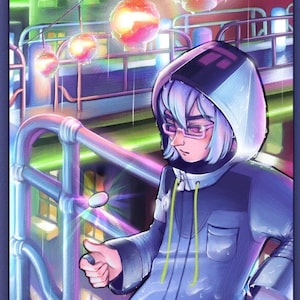 Op de afbeelding: Een jong persoon draagt ​​een blauwe capuchontrui met een groene rits en witte accenten en staat op een metalen platform. De persoon houdt een klein, gloeiend voorwerp in zijn hand. De achtergrond is een stadsbeeld met kleurrijke lichten.