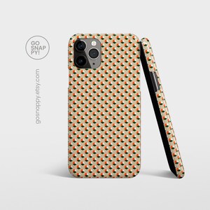 Puede incluir: Una funda para teléfono con un patrón geométrico de cubos naranja, verde y blanco sobre un fondo beige. La funda tiene un recorte para el objetivo de la cámara.