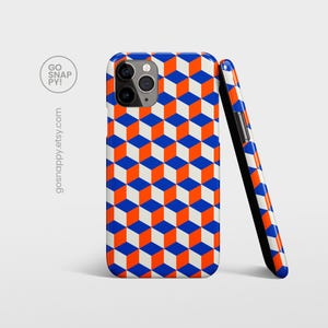 Puede incluir: Una funda para teléfono con un patrón geométrico de cubos naranja, azul y blanco. La funda está diseñada para un iPhone con una protuberancia de cámara.