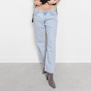LEVI&#39;S 505 BOYFRIEND JEANS Vintage Mid Rise Light Wash Relaxed Fit Straight Leg Woman Denim 90&#39;s / 44.5 Inch Hips / Size 9 10 / Baggy