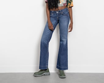 Jeans True Religion Y2K de tiro bajo y corte acampanado, mezclilla desgastada, talla 8