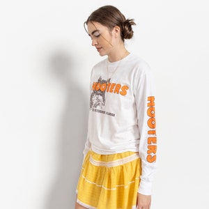HOOTERS LONG SLEEVE Tee Vintage U S A Usa Made Crew Neck Owl Arm Print Oversize Graphic / Small Medium Large