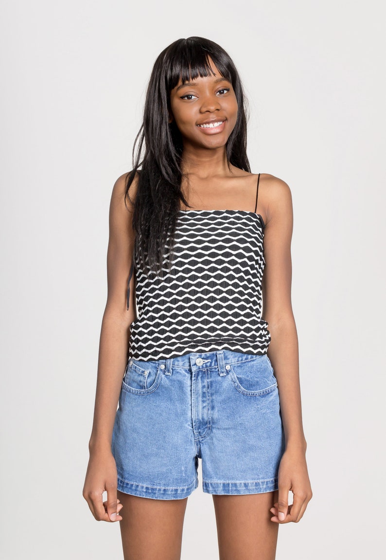 39 Inch Hips Size 7 MOM JEAN SHORTS denim 90s Jordache vintage Woman Booty short Summer