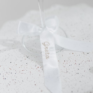 Placa de nome de convidado personalizada em cetim branco para copos, cartão de assento de mesa bordado personalizado, etiqueta de celebração minimalista com fita de tecido