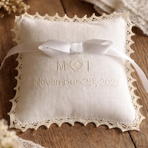 Elegantes personalisiertes Hochzeitsringträgerkissen, weißes Hochzeitskissen mit kundenspezifischer Stickerei und Datum, monogrammiertes Leinenandenken für Zeremonie