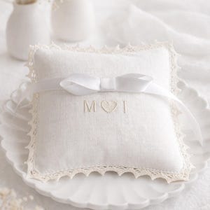 Elegant personalized wedding ring bearer pillow, Custom embroidery white wedding pillow with date, Monogrammed linen keepsake for ceremony