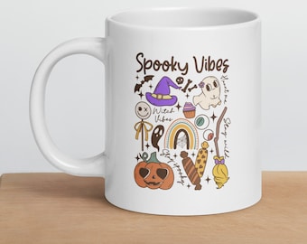 Spooky Vibes keramische mok: pastelkleurige Halloween-drinkbeker met spook, heks en pompoen.