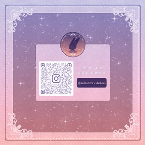 K&ouml;nnte beinhalten: Eine digitale Grafik mit einem rosa, lila und wei&szlig;en Farbverlauf. Sie enth&auml;lt einen QR-Code und den Text "Follow me on Instagram @rabbitdrawstickers". Ein kreisf&ouml;rmiges Logo mit einer Kaninchensilhouette ist ebenfalls vorhanden.