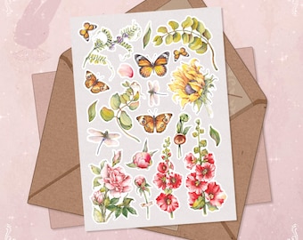 Puede incluir: Una hoja de pegatinas florales y de mariposas con ilustraciones de acuarela de girasoles, rosas, mariposas y libélulas. Las pegatinas están sobre un fondo blanco, con un sobre marrón en el fondo.