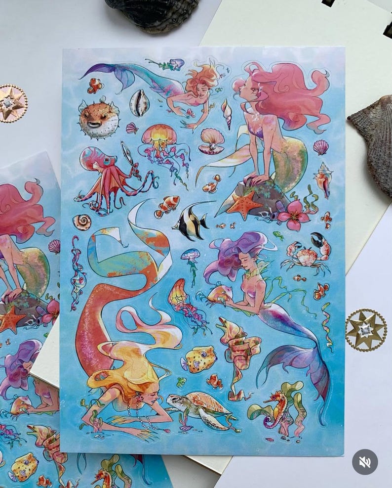 Puede incluir: Una ilustraci&oacute;n caprichosa con sirenas y varias criaturas marinas como medusas, pulpos y peces, todo sobre un fondo azul claro. Las sirenas tienen cabello suelto en tonos rosa, morado y rubio, con escamas detalladas y elementos acu&aacute;ticos.